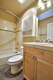 Beautiful 2 Bedroom Townhouse - Central District in Seattle, WA (Photo 9 of 10)