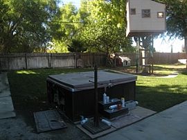 Cozy and Comfortable 3 BR, 2 BA Home with Huge Backyard in Thousand Oaks, CA (Photo 6 of 7)