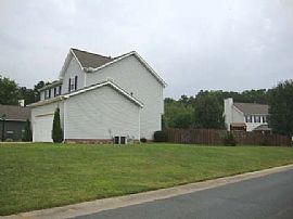 Immaculate 3 Bedroom House - Fenced Backyard and Two Car Garage in Charlotte, NC (Photo 2 of 11)