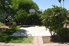 Large 3 Bedroom House Near Warner Center  in Woodland Hills, CA (Photo 5 of 5)