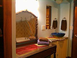 Elegant 2 BR, 1 BA Apartment - in The Alberta Arts District! in Portland, OR (Photo 4 of 12)