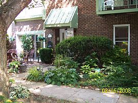 Cozy 2 Br, 2 Ba Townhome with Den and Sunken Living Room in Fairfax, VA (Photo 1 of 6)