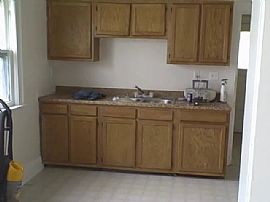 Excellent 3 Bedroom House with Possible Garage Space in Cleveland, OH (Photo 2 of 6)