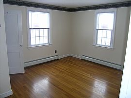 Immaculate 2 BR, 1 BA Apartment in Governor Francis in Warwick, RI (Photo 3 of 5)