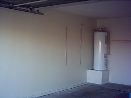 Nice 3 BR, 2 BA House - Half Mile From 2 Freeways in Phoenix, AZ (Photo 3 of 12)