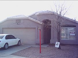 Nice 3 BR, 2 BA House - Half Mile From 2 Freeways in Phoenix, AZ (Photo 4 of 12)