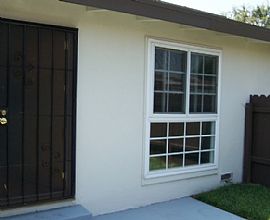 Quiet 1 Bedroom Triplex Unit with Yard and Near Shopping in Inglewood, CA