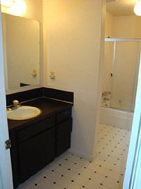 Amazing 2 Bedroom Ballard Townhouse in Duplex  in Seattle, WA (Photo 3 of 4)