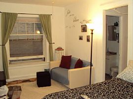 Spacious 1 Bedroom Studio in Prime Location! Available Now! in Chicago, IL