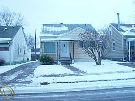 Beautiful 2 Bedroom House with 2 Car Garage in Hazel Park, MI