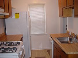 Beautiful 2 Bedroom House with 2 Car Garage in Hazel Park, MI (Photo 10 of 11)