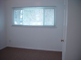 Beautiful 2 Bedroom House with 2 Car Garage in Hazel Park, MI (Photo 7 of 11)