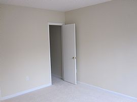 Nice 2 BR, 2 BA Condo with Brand New Carpets in Alexandria, VA (Photo 4 of 9)
