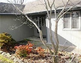 Charming 2 BR, 2.5 BA Avalon Lake Front Home  in Bella Vista, AR (Photo 2 of 4)