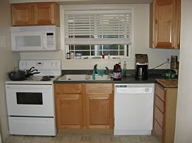 Unfurnished 2 BR, 1 BA Condo in Wooded Area in Wilsonville, OR (Photo 3 of 5)