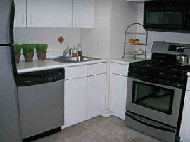 Spacious 1 Bedroom Apartment - Minutes From NYC in Jersey City, NJ (Photo 4 of 6)