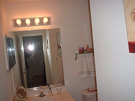 Share lovely 1 BR, 3 BA Townhome - Fully Furnished in South Riding, VA (Photo 4 of 6)