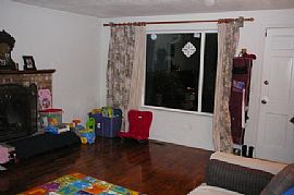 Nice 3 BR, 1 BA Rambler with Hardwood Floors in West Hill Auburn in Auburn, WA (Photo 2 of 10)