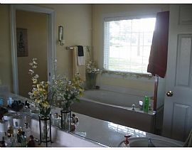 Spacious 4 Bedroom Townhome on Golf Course in Savannah, GA (Photo 7 of 8)