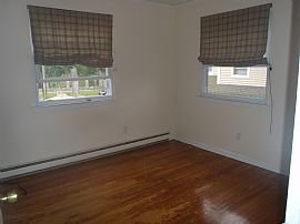 Spacious 2 Bedroom Condo on Courtland Ave. in Stamford, CT (Photo 2 of 4)
