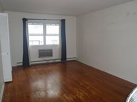 Spacious 2 Bedroom Condo on Courtland Ave. in Stamford, CT (Photo 3 of 4)