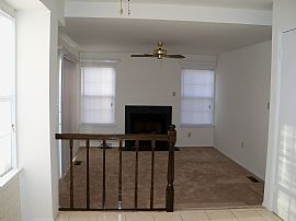 Gorgeous 4 BR, 3.5 BA Home - Minutes to Metro and Shopping in Gaithersburg, MD (Photo 3 of 6)