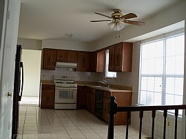 Gorgeous 4 BR, 3.5 BA Home - Minutes to Metro and Shopping in Gaithersburg, MD (Photo 4 of 6)