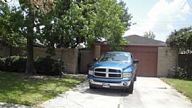 Beautiful 3 Bedroom Home with New Paint in Good Neighborhood in Houston, TX