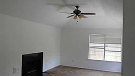 Beautiful 3 Bedroom Home with New Paint in Good Neighborhood in Houston, TX (Photo 2 of 4)