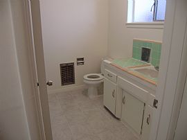 Great 1 Bedroom Apartment with Hardwood Floors - $1100 Month in Los Angeles, CA (Photo 2 of 2)