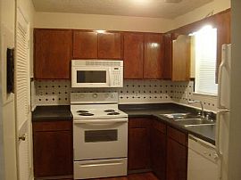 Newly Renovated 2 BR, 2.5 BA Townhouse with Excellent Schools   in Marietta, GA (Photo 4 of 6)