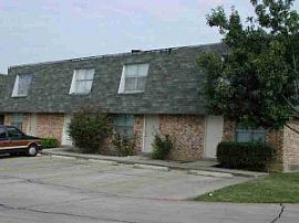 Cozy 2 BR, 1.5 BA Townhouse with Brick Exterior and Fenced Yard in Irving, TX