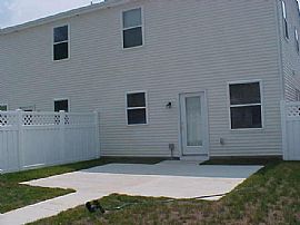 Almost New 3 Bedroom Townhouse with Huge Island Kitchen in Columbus, OH (Photo 4 of 5)