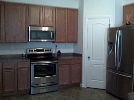 Beautiful 3 Bedroom Townhouse with Garage and Amenities in Elizabeth City, NC (Photo 3 of 3)