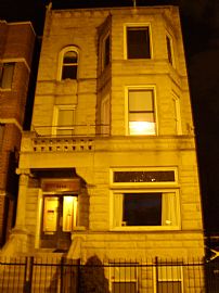 Large, Bright and Sunny 1 Bedroom Apartment By Wrigley Field in Chicago, IL (Photo 3 of 3)