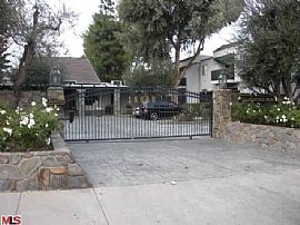1 Br, 1 Ba Condo in Beautiful, Immaculate Complex in Tarzana, CA (Photo 2 of 4)