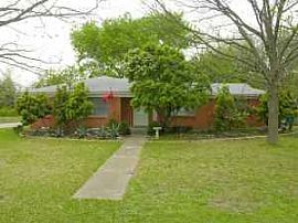 Awesome 3 Bedroom Home - 15 Minutes From Downtown Dallas in Lancaster, TX