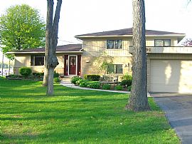 Gorgeous 4 Bedroom Waterfront Home with Wet Bar! in White Lake, MI
