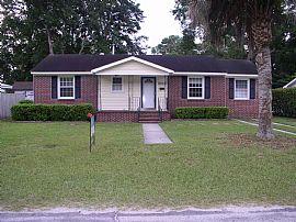 Renovated 3 Bedroom Home with Hardwood floors and Ceramic Tile in Thunderbolt, GA
