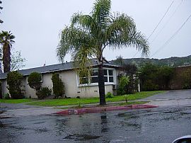 Nice 2 Bedroom Apartment in Duplex with Private Laundry Room in Sun Valley, CA