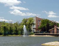 Beautiful 3 BR, 2 BA Apartment Move-In Ready in Wheeling, IL (Photo 2 of 8)