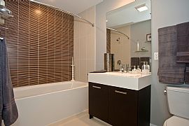 Amazing 1 BR, 1 BA Apartment with Gourmet Kitchen in Chicago, IL (Photo 3 of 4)