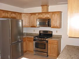 Beautiful 4 Bedroom Craftsman Home in Maxwell Park in Oakland, CA (Photo 4 of 7)