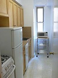 Handsome 1 Bedroom Loft Apartment on Broadway  in Manhattan, NY (Photo 4 of 6)