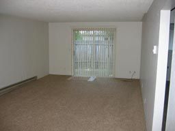 Newly Painted 2 Bedroom Triplex Apartment Near High School in Medford, OR (Photo 6 of 7)