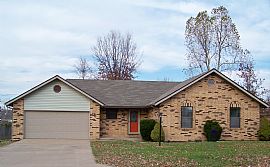 Updated 3 Bedroom Home Near Community Center and Swim Park in Republic, MO