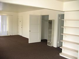 Large 1 Bedroom Apartment with Center Courtyard Garden in Pasadena, CA