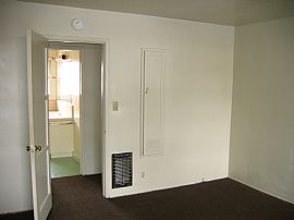 Large 1 Bedroom Apartment with Center Courtyard Garden in Pasadena, CA (Photo 3 of 3)