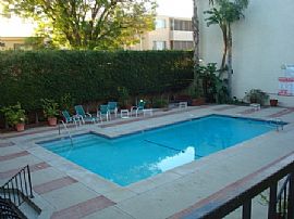 Light and Bright 3 Bedroom Townhouse with Marble Fireplace in Encino, CA (Photo 3 of 8)