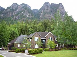 Ideal 4 Bedroom Home near Gorgeous Mt Si - 30 Min to  Bellevue in North Bend, WA